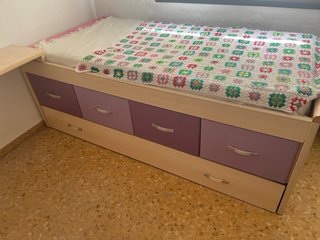 Habitación juvenil con cama y escritorio.