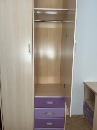 Habitación juvenil con cama y escritorio.