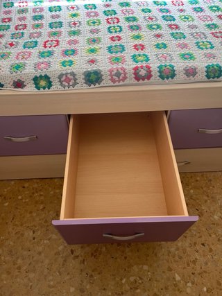 Habitación juvenil con cama y escritorio.