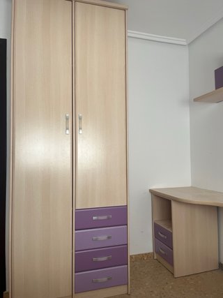 Habitación juvenil con cama y escritorio.