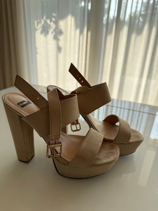 Sandali con tacco Bata beige