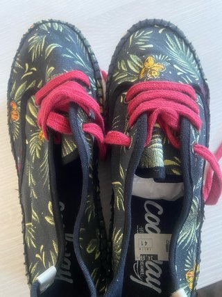 Zapatillas con estampado floral y cordones NUEVAS