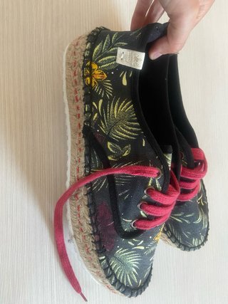 Zapatillas con estampado floral y cordones NUEVAS