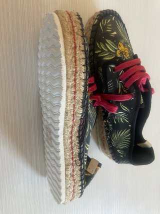 Zapatillas con estampado floral y cordones NUEVAS
