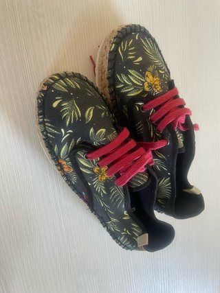 Zapatillas con estampado floral y cordones NUEVAS
