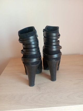Botas de ante negras con tacón