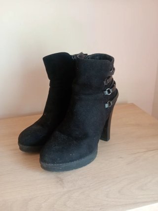 Botas de ante negras con tacón