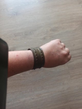 Pulsera artesana de metal con diseño labrado