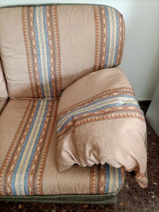 Sofá de tela beige y verde