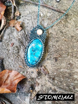 Collana con ciondolo in macrame e apatite