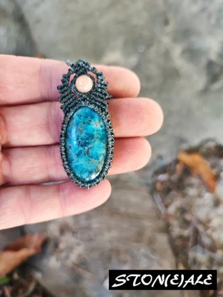 Collana con ciondolo in macrame e apatite