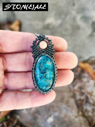 Collana con ciondolo in macrame e apatite