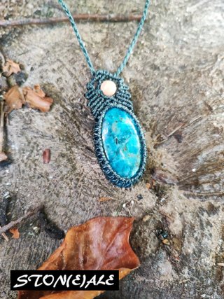 Collana con ciondolo in macrame e apatite