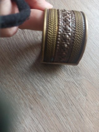 Pulsera ancha dorada y marrón