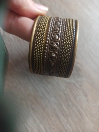 Pulsera ancha dorada y marrón