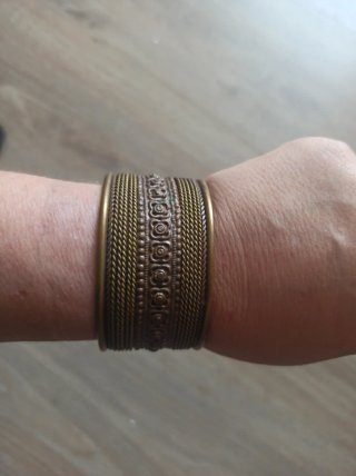 Pulsera ancha dorada y marrón
