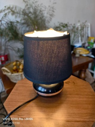 Lámpara de mesa negra con luz calida