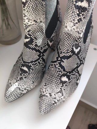 Botines serpiente talla 38