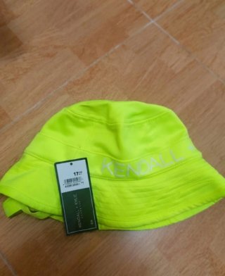 Gorro bucket amarillo Kendall + Kylie Nuevo