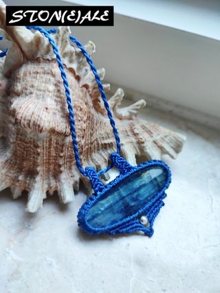 Collana con ciondolo in macrame e cianite