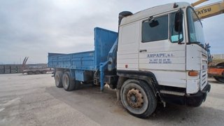 Camión Pegaso basculante con grúa