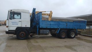 Camión Pegaso basculante con grúa