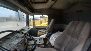 Camión Pegaso basculante con grúa