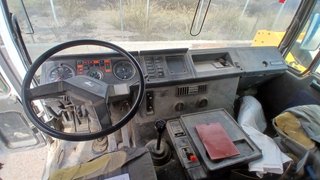 Camión Pegaso basculante con grúa