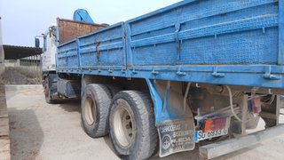 Camión Pegaso basculante con grúa