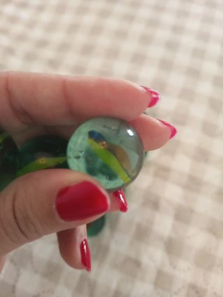 Canicas de cristal verdes con diseño