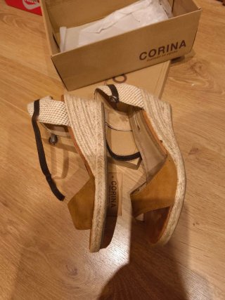 Sandalias Corina Cuña Beige y Marrón