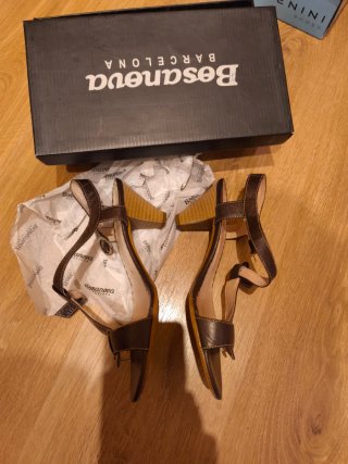 Sandalias de verano marrones todo piel
