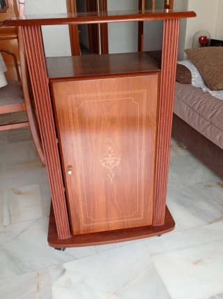 Mueble multifunción con ruedas en perfecto estado.