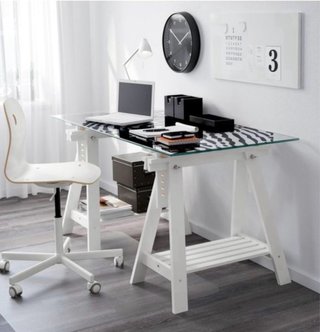 Mesa de cristal Ikea con diseño