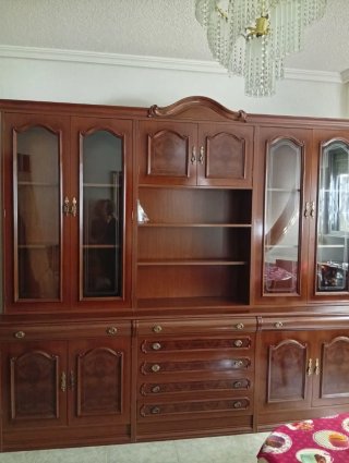 Mueble de madera y cristal