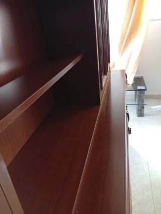 Mueble de madera y cristal