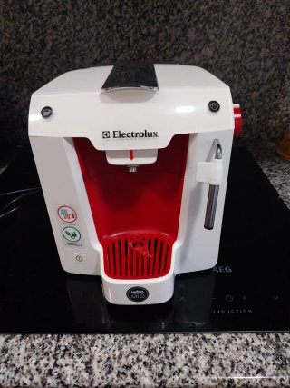 Cafetera de cápsulas roja y blanca