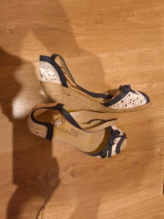 Sandalias blancas y azules con lazo