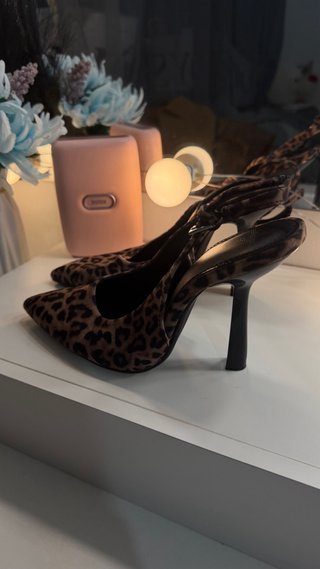Sapatos de salto alto leopardo Bershka