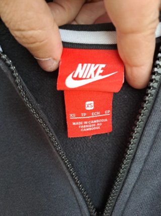 Sudadera Nike gris con cremallera