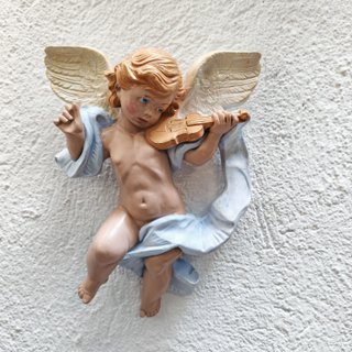 Figura ángel músico pared