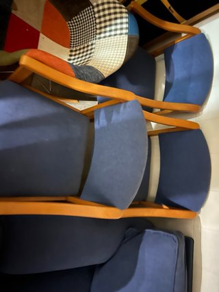Mesa de juego redonda de madera y cuatro butacas