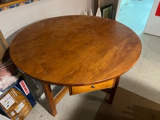 Mesa de juego redonda de madera y cuatro butacas