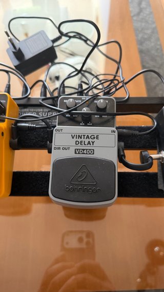 Pedales Behringer y Sonicake con Pedalera