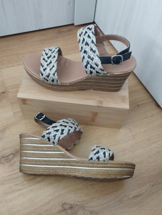 Sandalias cuña beige, negro y plata