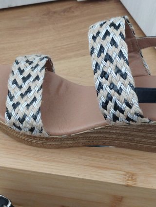 Sandalias cuña beige, negro y plata