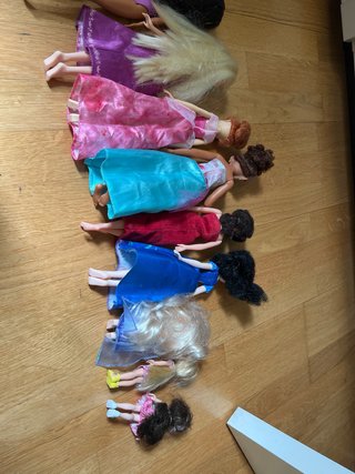 Lote de muñecas y accesorios