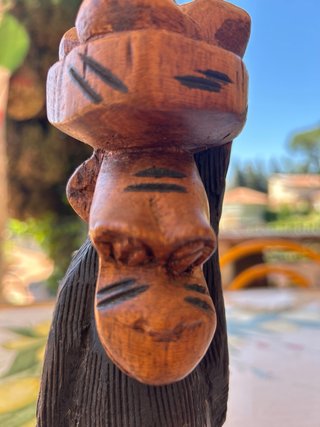 Scimmia scolpita in legno