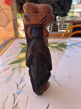 Scimmia scolpita in legno