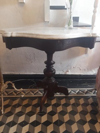 Mesa auxiliar mármol y madera